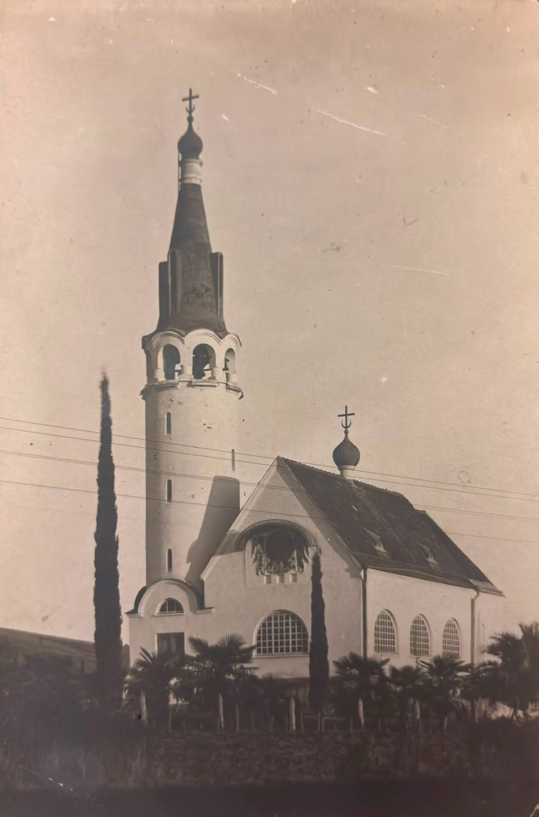Церковь Илии Пророка, построенная на деньги Н. Смецкого (1908 г., изначально — Георгия Победоносца). Архитектор Иван Кузнецов. Агудзера